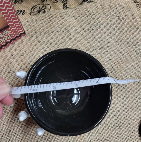 NWT lot of 2 Halloween decorations ceramic skeleton hand that holds a bow - Picture 5 of 10